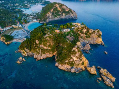 Paleokastritsa 'nın Yunan adası Korfu' daki sahil şeridinin gün batımı manzarası.