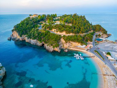 Yunan adası Korfu 'daki Paleokastritsa kıyı şeridinin havadan görünüşü.