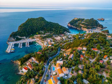 Yunan adası Korfu 'daki Paleokastritsa kıyı şeridinin havadan görünüşü.