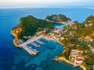 Yunan adası Korfu 'daki Paleokastritsa kıyı şeridinin havadan görünüşü.