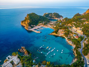 Yunan adası Korfu 'daki Paleokastritsa kıyı şeridinin havadan görünüşü.