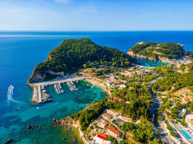 Yunan adası Korfu 'daki Paleokastritsa kıyı şeridinin havadan görünüşü.