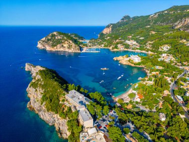 Yunan adası Korfu 'daki Paleokastritsa kıyı şeridinin havadan görünüşü.