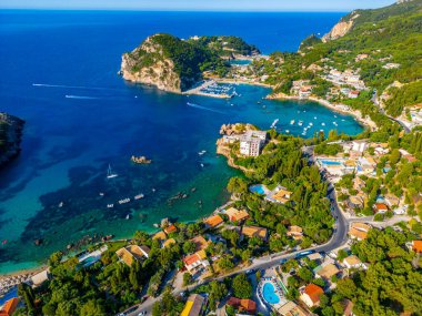 Yunan adası Korfu 'daki Paleokastritsa kıyı şeridinin havadan görünüşü.