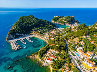 Yunan adası Korfu 'daki Paleokastritsa kıyı şeridinin havadan görünüşü.