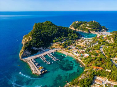 Yunan adası Korfu 'daki Paleokastritsa kıyı şeridinin havadan görünüşü.