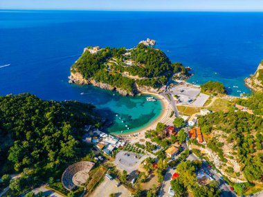 Yunan adası Korfu 'daki Paleokastritsa kıyı şeridinin havadan görünüşü.