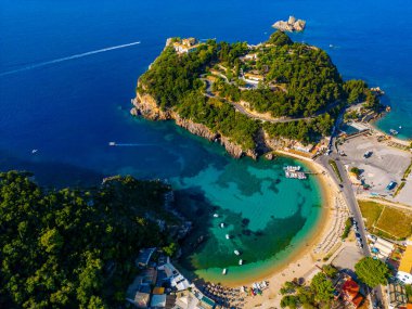 Yunan adası Korfu 'daki Paleokastritsa kıyı şeridinin havadan görünüşü.