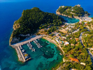 Yunan adası Korfu 'daki Paleokastritsa kıyı şeridinin havadan görünüşü.