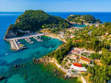 Yunan adası Korfu 'daki Paleokastritsa kıyı şeridinin havadan görünüşü.