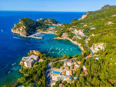 Yunan adası Korfu 'daki Paleokastritsa kıyı şeridinin havadan görünüşü.