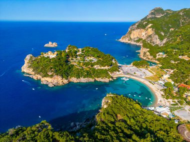 Yunan adası Korfu 'daki Paleokastritsa kıyı şeridinin havadan görünüşü.