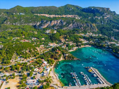 Yunan adası Korfu 'daki Paleokastritsa kıyı şeridinin havadan görünüşü.