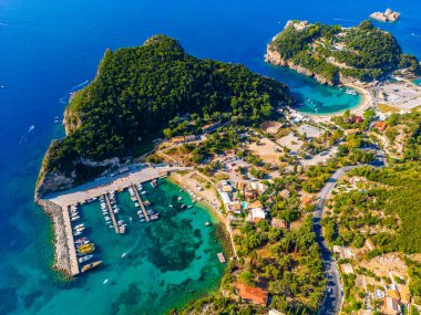 Yunan adası Korfu 'daki Paleokastritsa kıyı şeridinin havadan görünüşü.