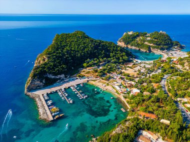 Yunan adası Korfu 'daki Paleokastritsa kıyı şeridinin havadan görünüşü.