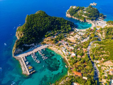 Yunan adası Korfu 'daki Paleokastritsa kıyı şeridinin havadan görünüşü.