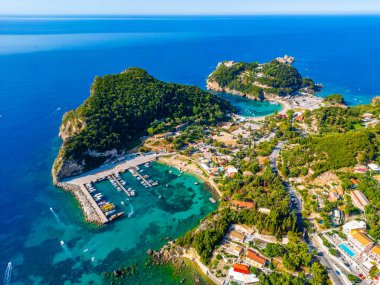 Yunan adası Korfu 'daki Paleokastritsa kıyı şeridinin havadan görünüşü.