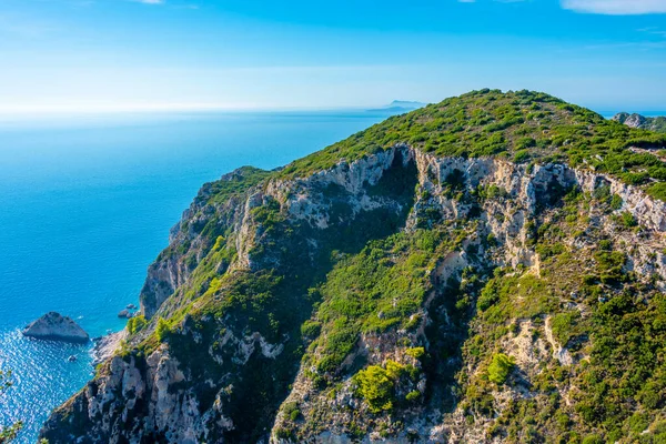 Yunan adası Korfu 'da Paleokastritsa yakınlarındaki kayalıklar.