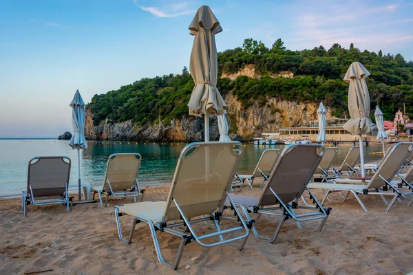 Сонячні Ліжка Парасольки Пляжі Agios Spiridon Корфу Греція — стокове фото