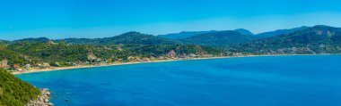 Yunan adası Korfu 'daki Agios Georgios plajının Panorama manzarası.