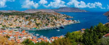 Yunan adası Symi 'nin Panorama manzarası.
