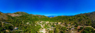 Yunan köyünün Panorama Manzarası Korfu adasındaki eski periler.