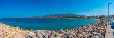 Yunan adası Girit 'teki Sitia plajı manzarası.
