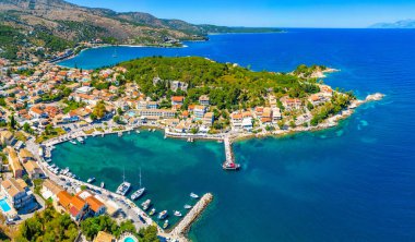 Yunanistan 'ın Korfu kentindeki Kassiopi limanının Panorama manzarası.