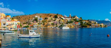 Yunan adası Symi 'nin rıhtımındaki renkli evler.