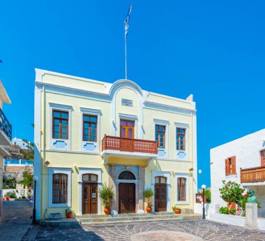 Yunan adası Nisyros 'taki Mandraki şehrinin renkli sokakları.