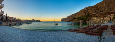 Yunanistan 'ın Gerolimenas kentinde bir plajın gün doğumu manzarası.