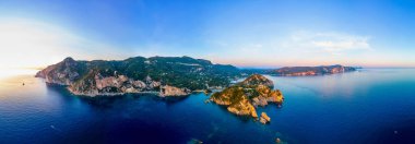 Paleokastritsa 'nın Yunan adası Korfu' daki sahil şeridinin gün batımı manzarası.