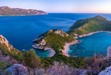 Yunan adası Korfu 'daki Porto Timoni plajının gün batımı manzarası.