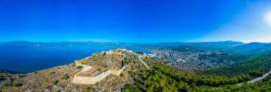 Palamidi Kalesi ve Yunan kenti Nafplio 'nun Panorama manzarası.