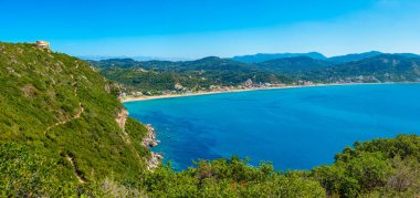 Yunan adası Korfu 'daki Agios Georgios plajının Panorama manzarası.