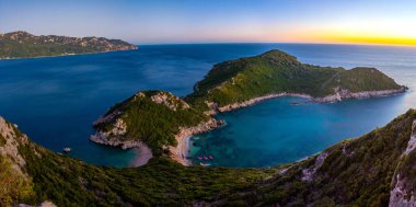 Yunan adası Korfu 'daki Porto Timoni plajının gün batımı manzarası.