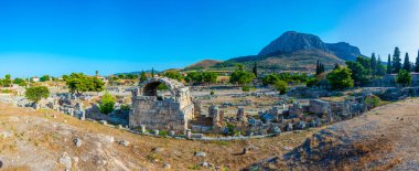 Yunanistan 'daki Antik Korint arkeoloji sahasına bakış.