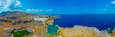 Rodos adasındaki Yunan kenti Lindos 'taki Saint Paul' s plajı ve Akropolis.