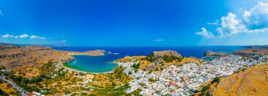 Rodos adasındaki Yunan kenti Lindos 'taki Saint Paul' s plajı ve Akropolis.