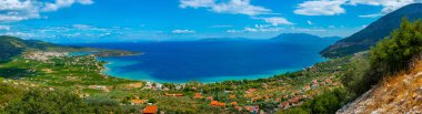 Yunanistan 'daki Palaia Epidavros ve çevresindeki kıyı şeridinin panorama manzarası.