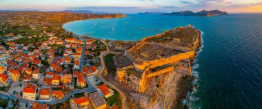 Yunanistan 'daki Methoni şatosunun günbatımı manzarası.