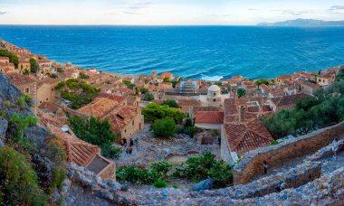 Yunan kenti Monemvasia 'nın çatılarının gün batımı manzarası.
