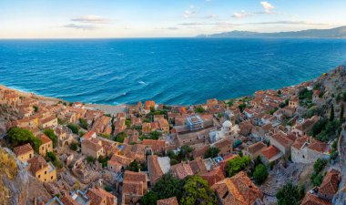 Yunan kenti Monemvasia 'nın çatılarının gün batımı manzarası.