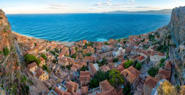 Yunan kenti Monemvasia 'nın çatılarının gün batımı manzarası.