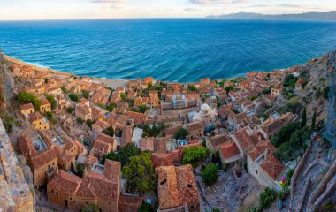 Yunan kenti Monemvasia 'nın çatılarının gün batımı manzarası.