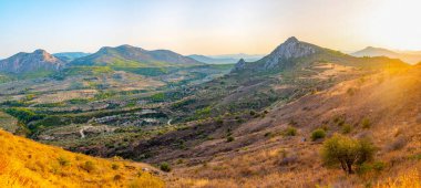 Yunanistan 'ın Korint kenti yakınlarındaki Mora yarımadasının Arcadia bölgesinin tarım manzarası.