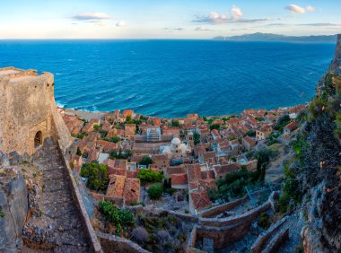 Yunan kenti Monemvasia 'nın çatılarının gün batımı manzarası.