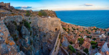 Yunanistan 'da Monemvasia' da gün batımı kıvrımlı merdivenlerin arkasında.