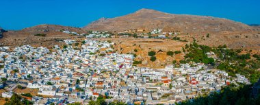 Rodos adasındaki Yunan kenti Lindos 'taki beyaz evlerin panorama manzarası.