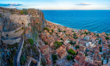 Yunanistan 'da Monemvasia' da gün batımı kıvrımlı merdivenlerin arkasında.